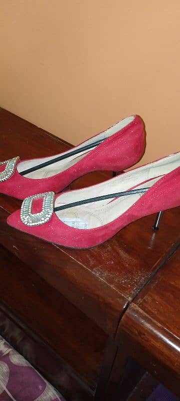 red glitterey shoes 2