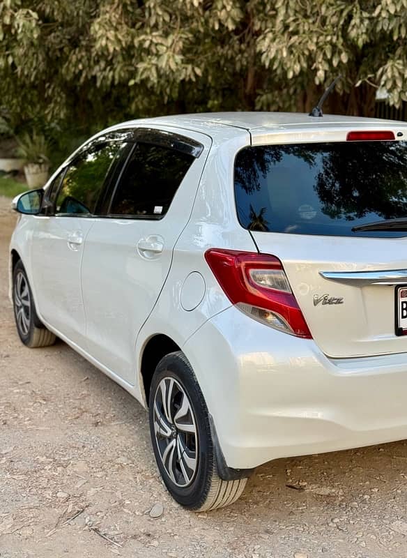 Toyota Vitz 2014 pearl white 6