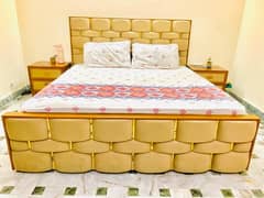 full bed set with dressing In excellent condition