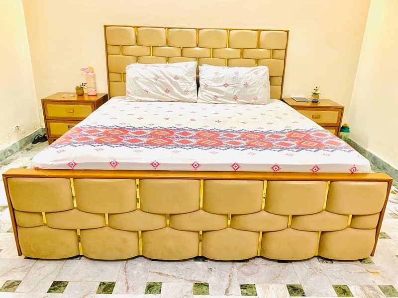 full bed set with dressing In excellent condition without mattress 0