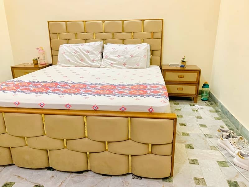 full bed set with dressing In excellent condition without mattress 1