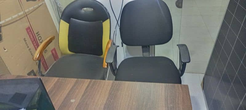 office executive tabe and 2 executive  chair look new 2