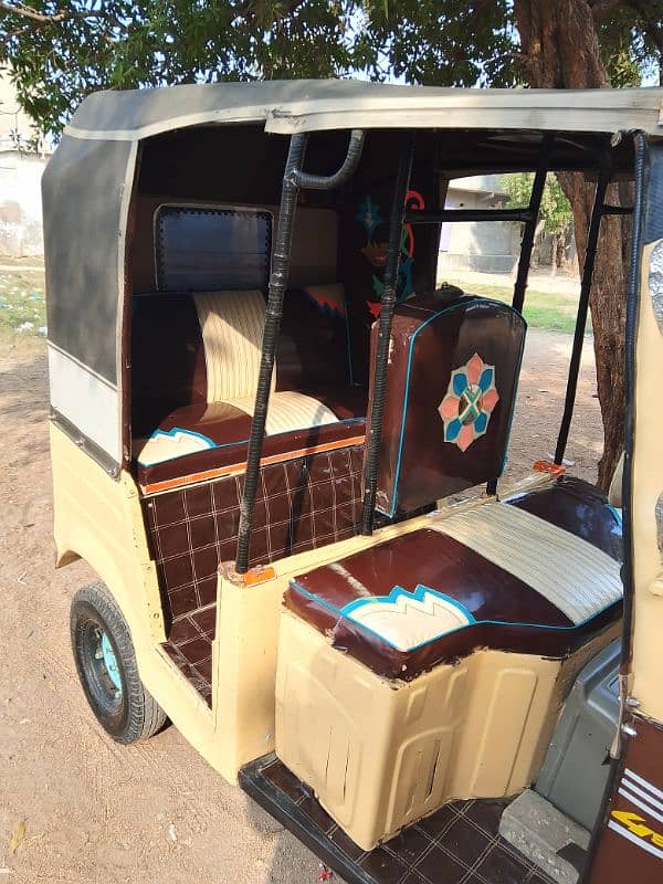 CNG 3 seater rickshaw. 3