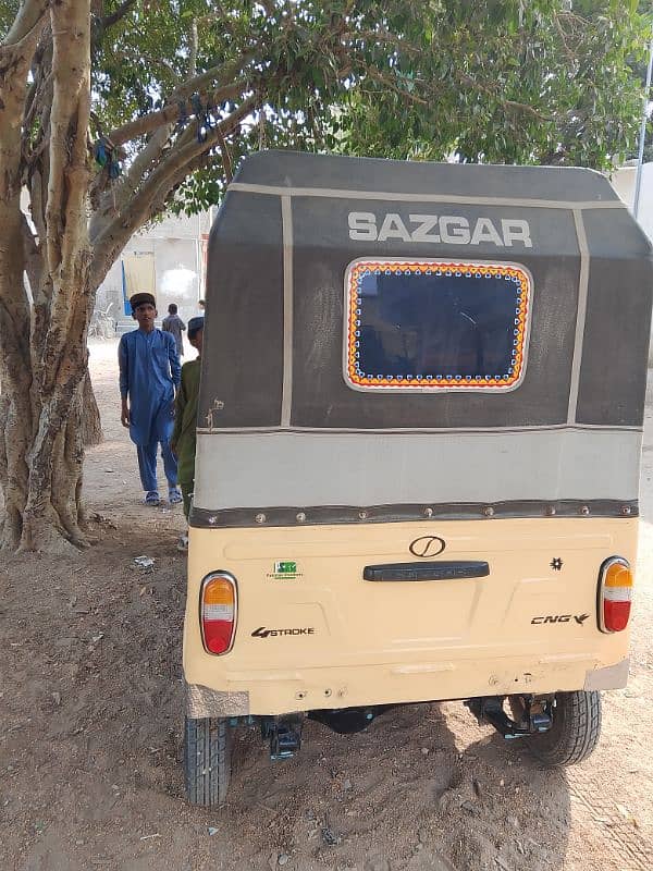 CNG 3 seater rickshaw. 4