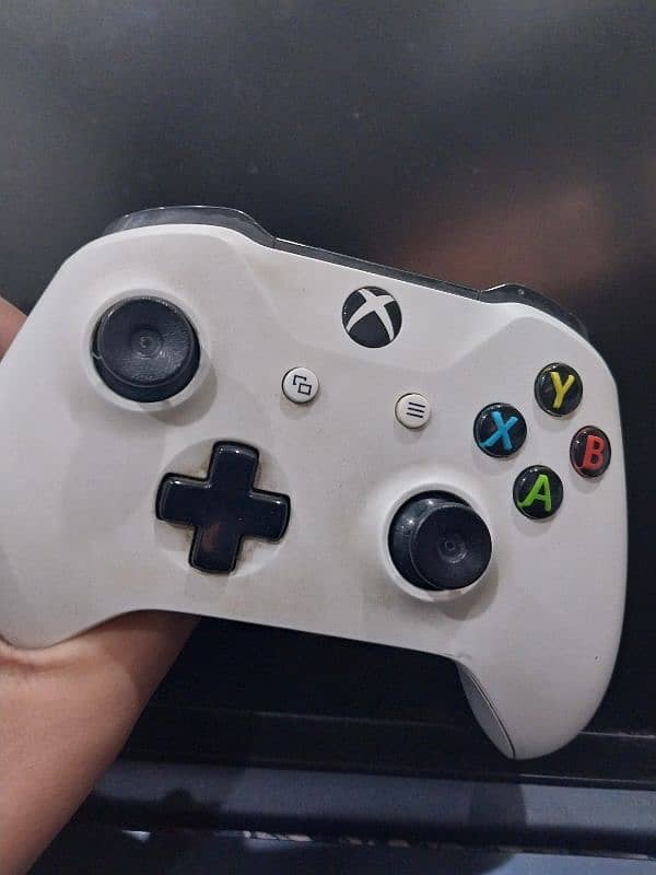 xbox one s 500GB, including 7 games and two controlers 3