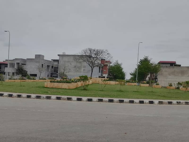 Prime investment Opportunity: 5 Marla Plot Near Park Prime Location in Block M7 C2 Lake City Lahore 1