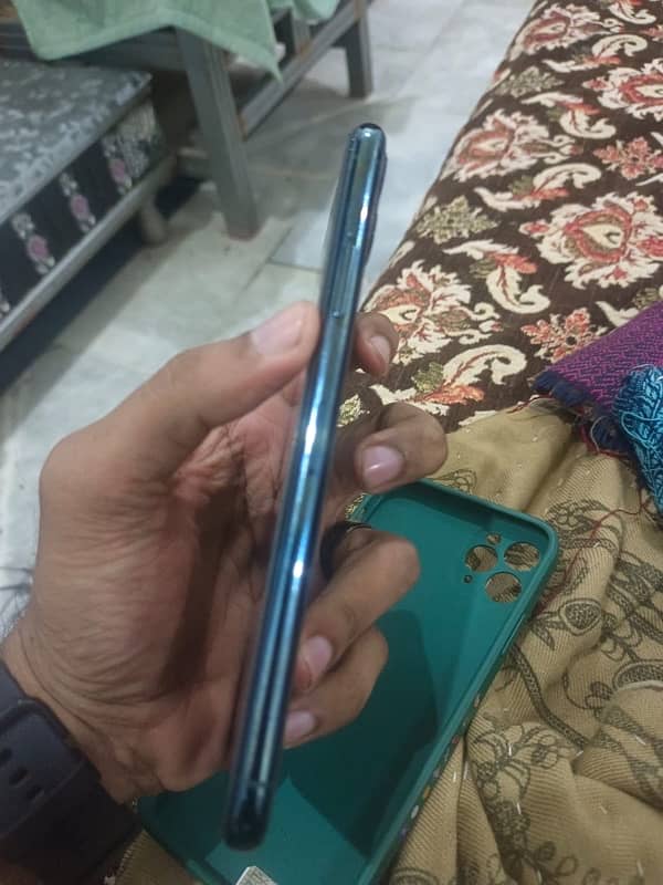 iPhone 11 Pro Max 64 gb 4 months sim time 3