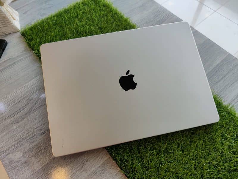 macbook pro M1 M2 excellent 0