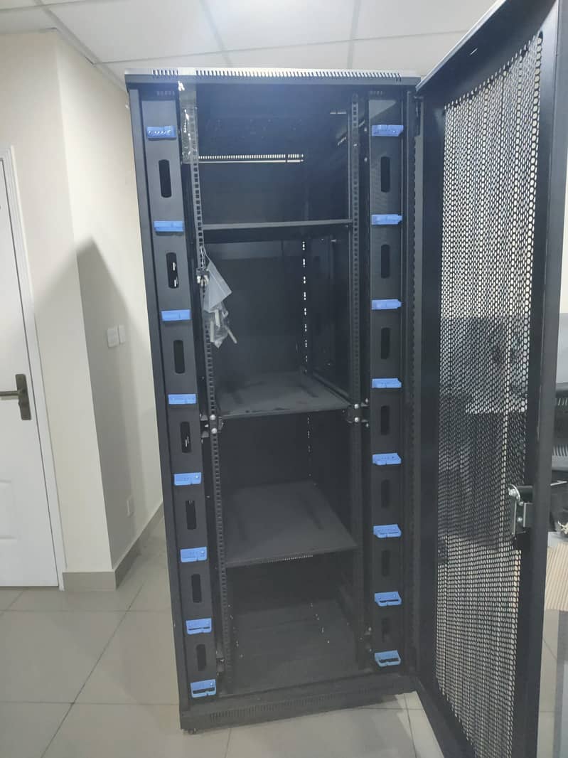 BRAND NEW SERVER BOX FOR URGENT SALE 0