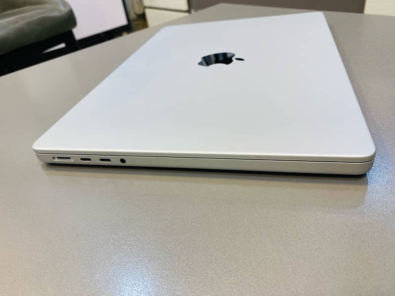 14” MacBook Pro M3-2023 8GB/512GB (under Warranty) 9