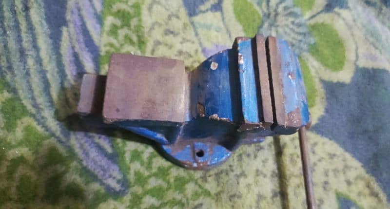 Jaw Swivels Bench Vise 4" 0