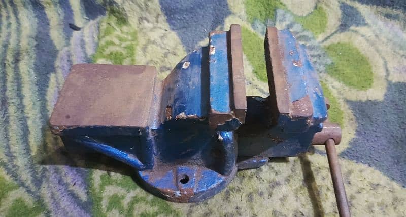 Jaw Swivels Bench Vise 4" 3