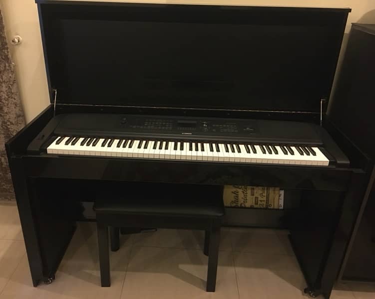 YAMAHA PIANO DGX-670 0