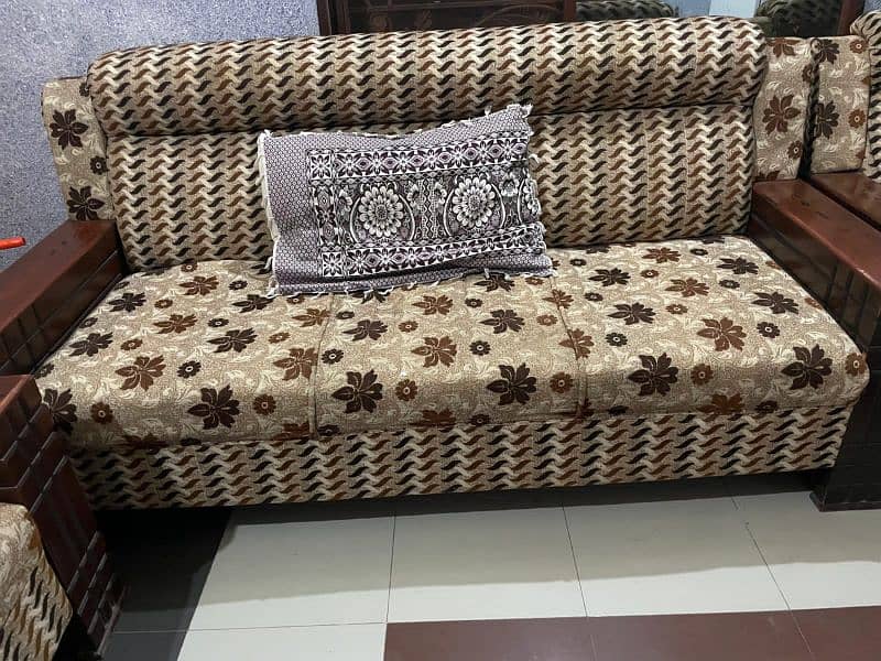 beautiful design 5 seat sofa , all set for sale , used 3 g 4 month 7