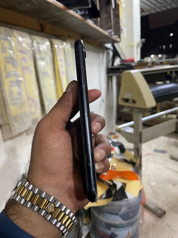 iPhone XR with box 3