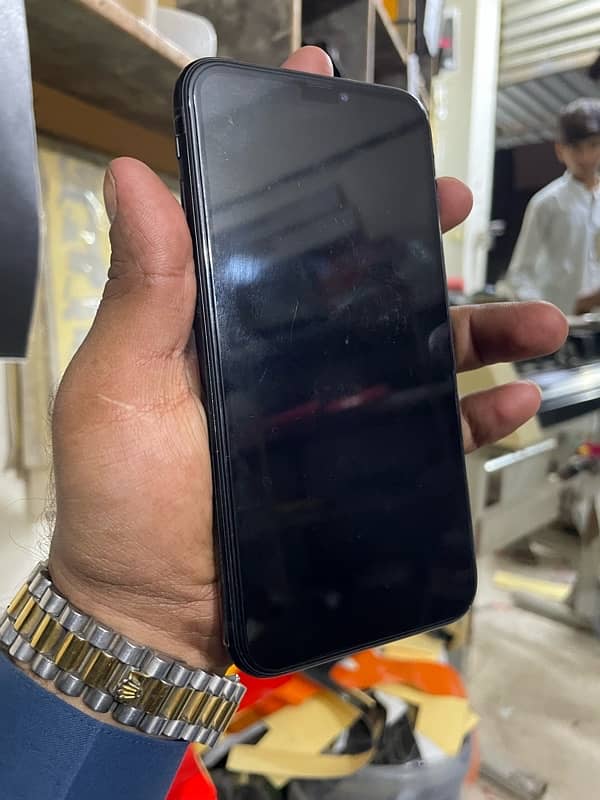 iPhone XR with box 4