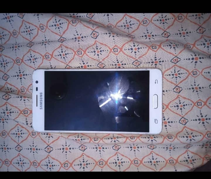 Samsung j3 pro Sirf mobile he box or charger nhi he 1