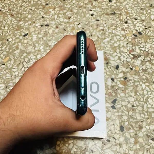 vivo y17 finger print (8/256)gb lush condition 2