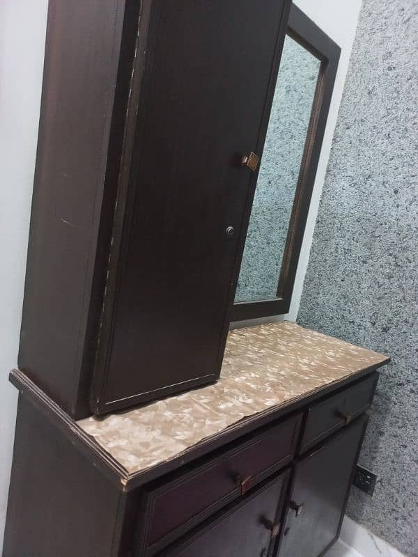 Dressing table in Good Condition 1