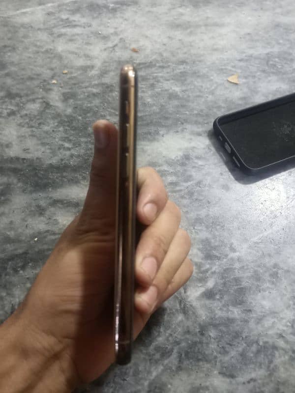 iPhone 11 pro SIM time 4 month Non PTA 10 by 10 water pak 4