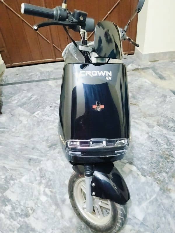 For Sale:Black Crown Eve Electric Scooter–Like New,Only 4 Months Old! 1