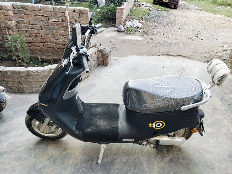 For Sale:Black Crown Eve Electric Scooter–Like New,Only 4 Months Old! 3