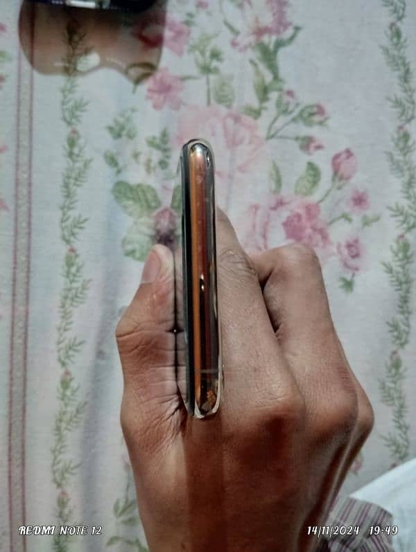 iPhone 11 pro max 256gb gold colour 3