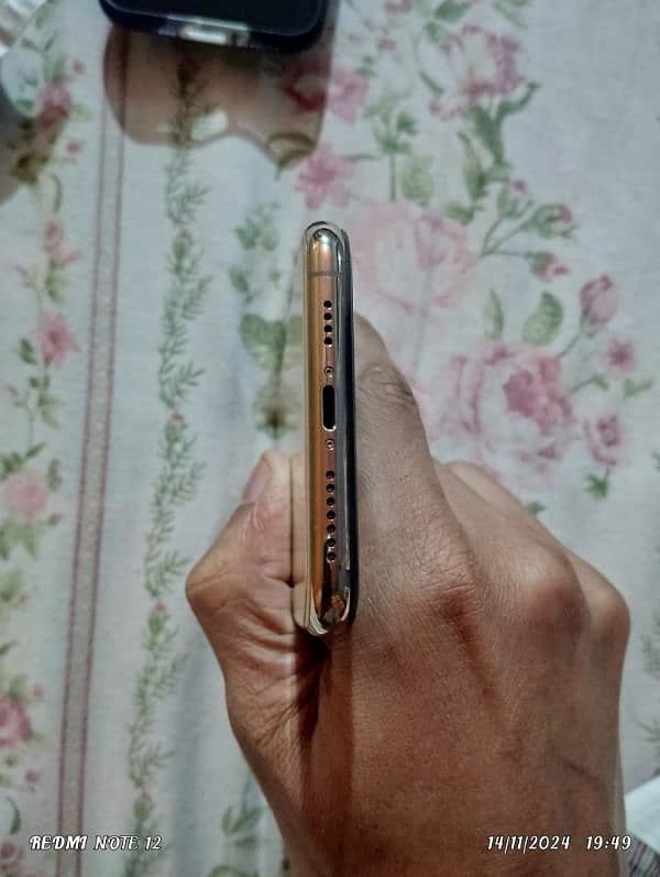 iPhone 11 pro max 256gb gold colour 4