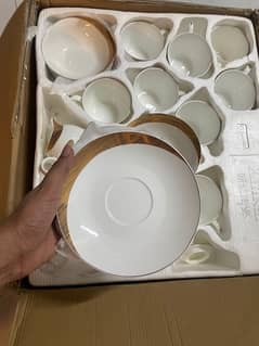 61 pcs dinner set completely new