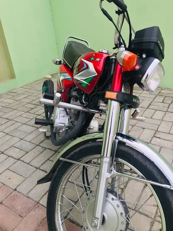 Honda 125 22/23 model red 3