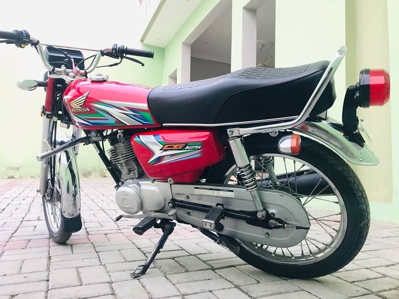 Honda 125 22/23 model red 6