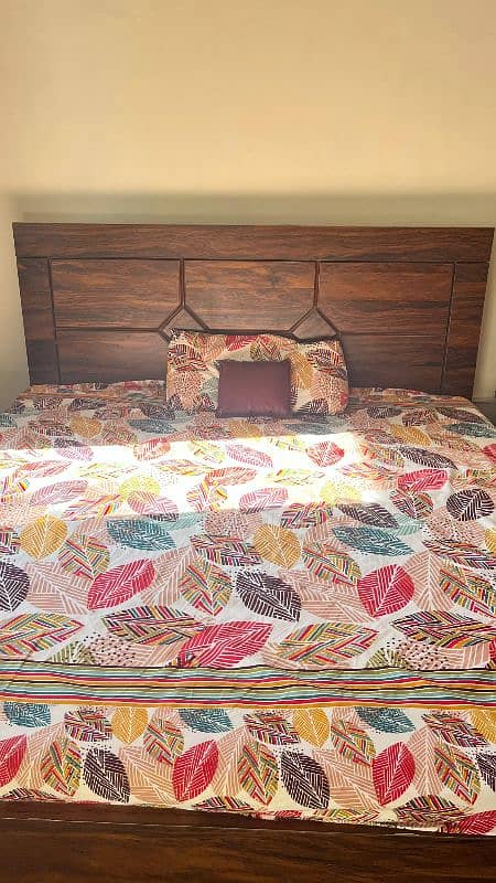 Wooden Bed Queen size. . . almost New 0