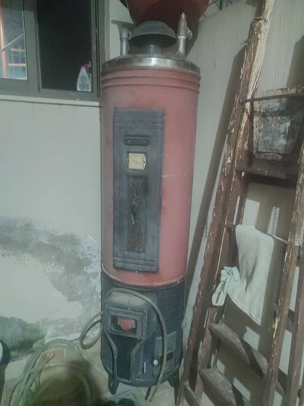 geyser full size on gas available for sale in good condition 0