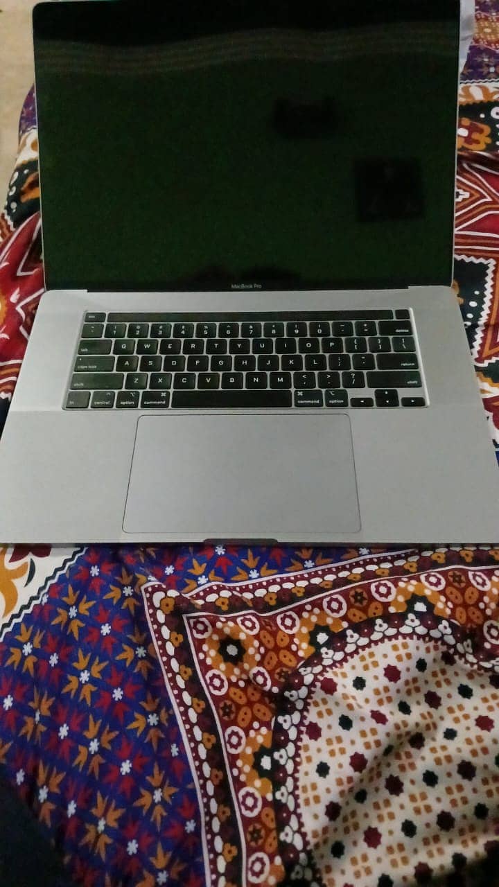 macbook pro 2019 core I7 (6-cores) 16gb 512gb ssd 2