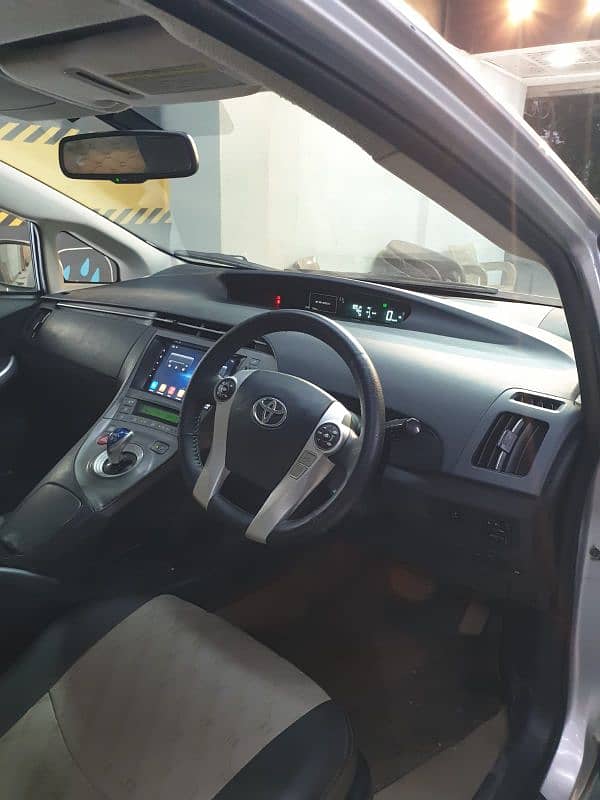 Toyota Prius 2013 registered 2016 urgent sale 3