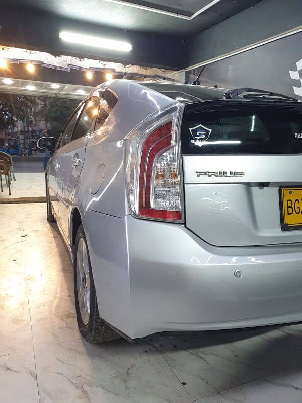 Toyota Prius 2013 registered 2016 urgent sale 4