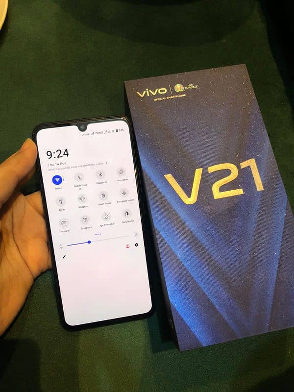 Vivo V21, With charger, 3