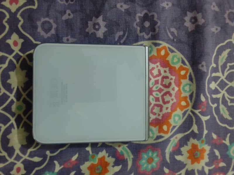 Samsung Galaxy flip 4 3