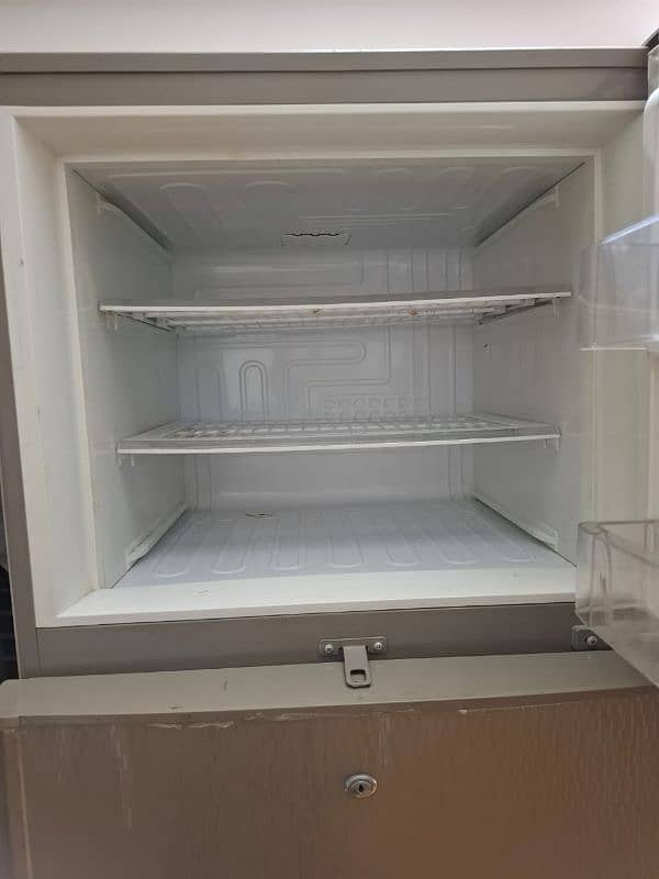 Refrigerator (PEL) Excellent condition, never repaired. 9