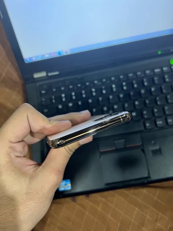 iphone 11 pro Max 4