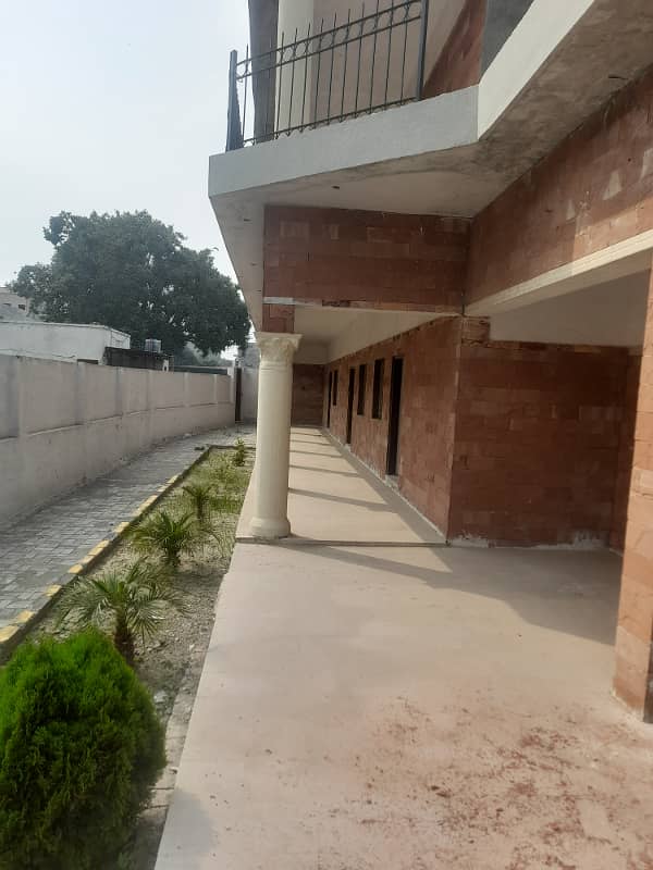 Dhai kanal commercial building for rent for school office aur wear house ka lia khali ha 0