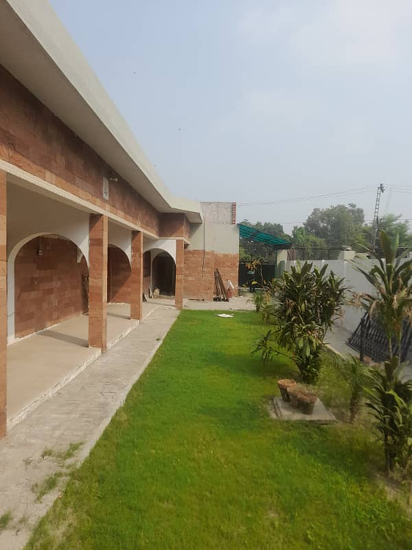 Dhai kanal commercial building for rent for school office aur wear house ka lia khali ha 3