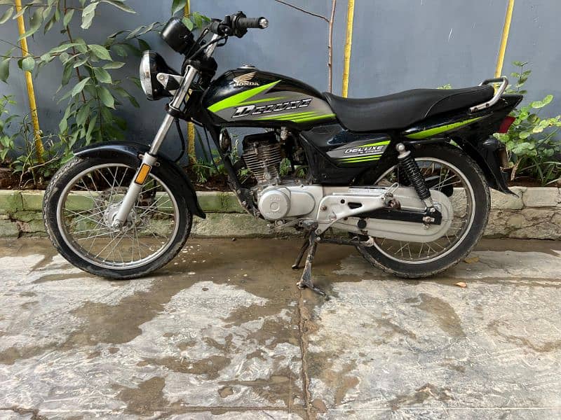 Honda CG-125 Deluxe Bike. Mint condition 6