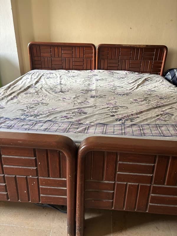 SELLING A KING SIZE BEDSET AND 2 SINGLE BEDSET 9