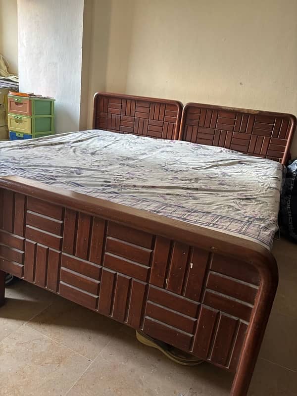 SELLING A KING SIZE BEDSET AND 2 SINGLE BEDSET 12