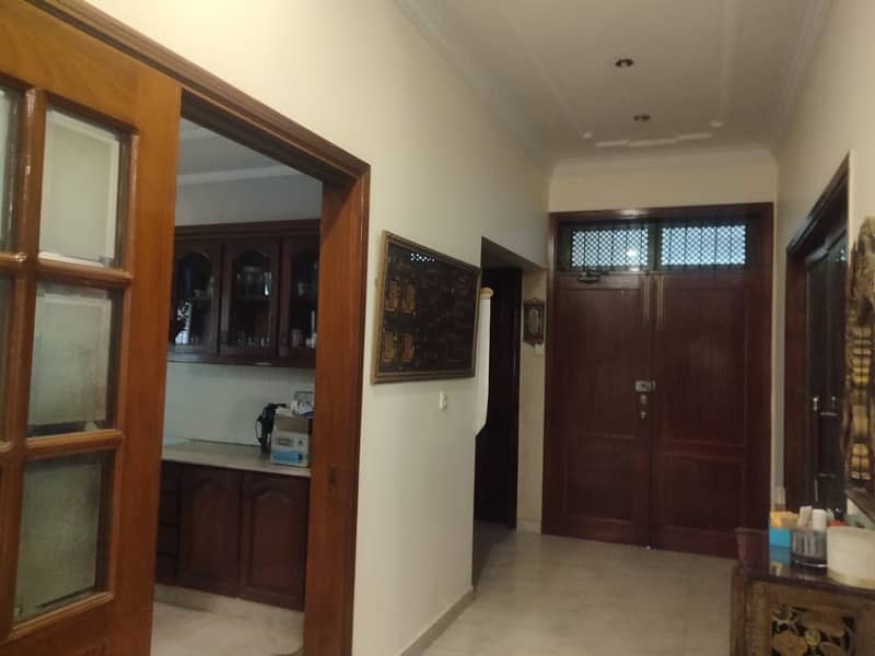 500 yard banglow Owner built Dayyar wood 1+4 bed dd Tiled flooring well maintained 2