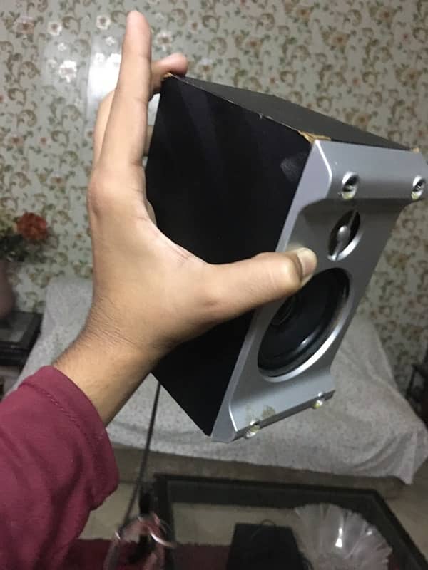 home theatre system in good condition nice bass quality 5