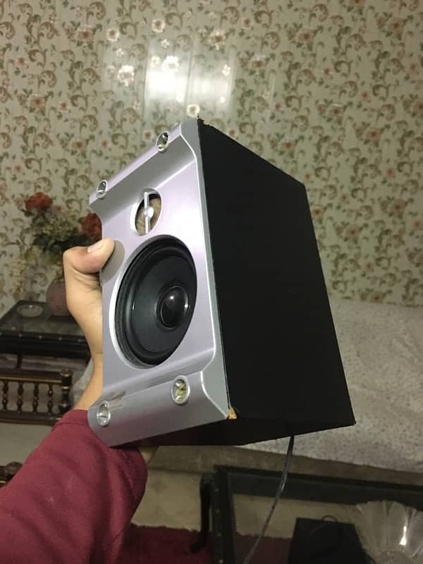 home theatre system in good condition nice bass quality 9