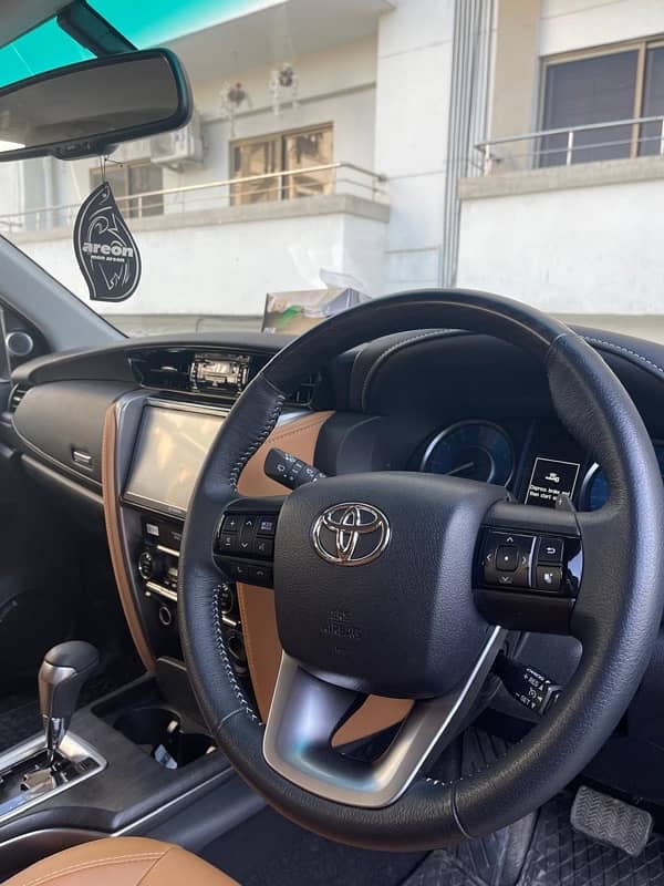 Toyota Fortuner V 2022 5