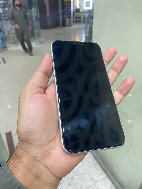 iphone xr 64 GB jv sim time availble 10/10 2